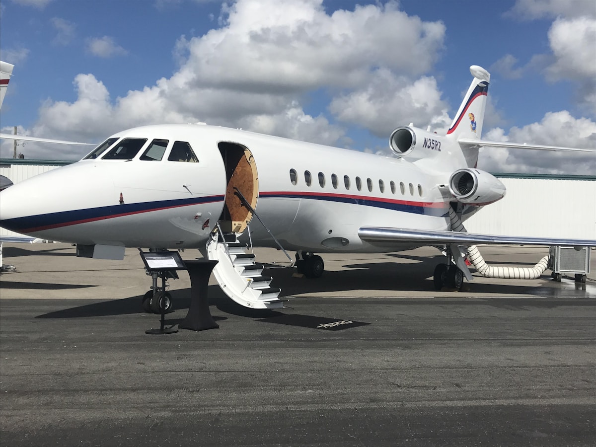 私人飞机 · Private Jets